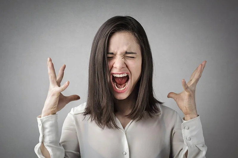 Namorada ansiosa sentindo ciúmes demais